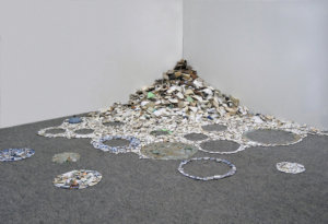 TRÜMMERBLUMEN, lose Legung mit Scherben von Berliner Trümmerbergen, ca. 150 cm in den Raum ragend