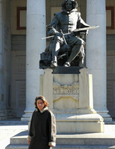 Marica Rizzato Naressi vor einem Denkmal