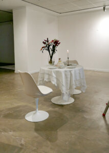 symbolische Kaffeetafel in der leeren Galerie
