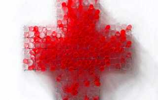 Gudrun Fischer-Bomert, Red Cross, 2021, Stahlgitter, Trinkhalme, 13 x 13 x 3 cm