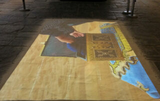 Verena Kyselka, Omani Song Book, 2016, variable Größe, Bodenprojektion auf Sand, 13:18 Minuten Videoinstallation von Verena Kyselka, 2016, Bodenprojektion auf Sand, 13 Minuten 18 Sekunden